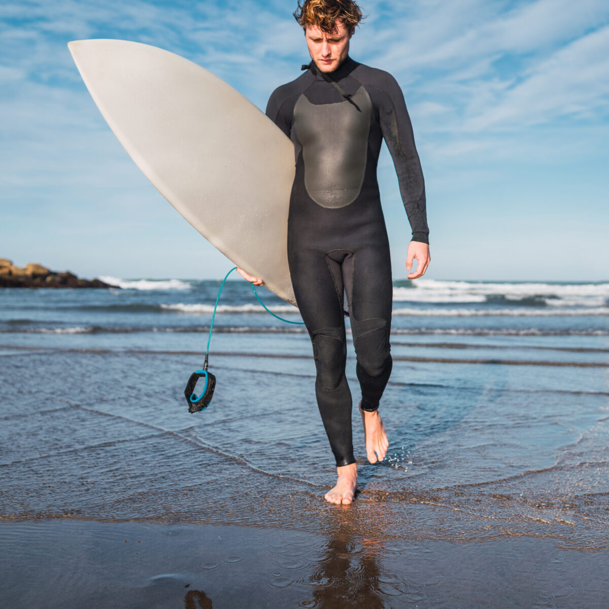 Surfer leaving the water with surfboard under his arm. Bionic summer - комбинезон для парашютного спорта (летний вариант)